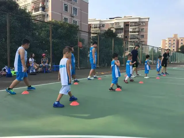 老年篮球爱好者如何练习控卫技巧_2